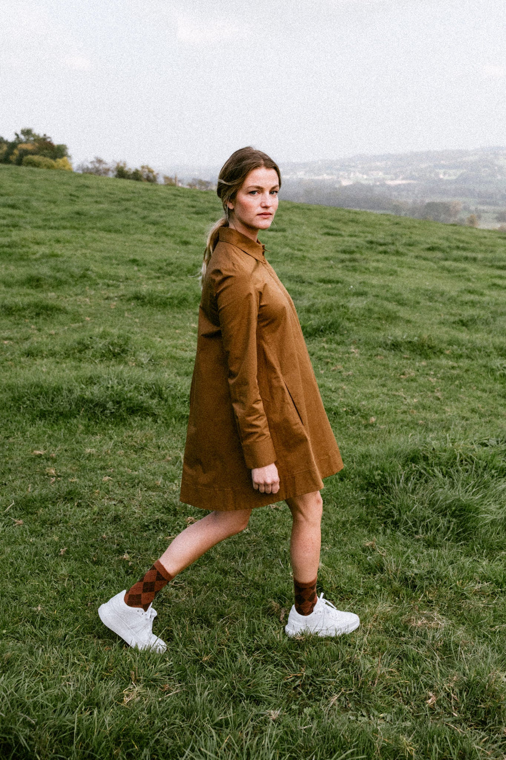 EVI G0 Zénith – white Made in France sneaker worn by a woman in a meadow, elegant silhouette