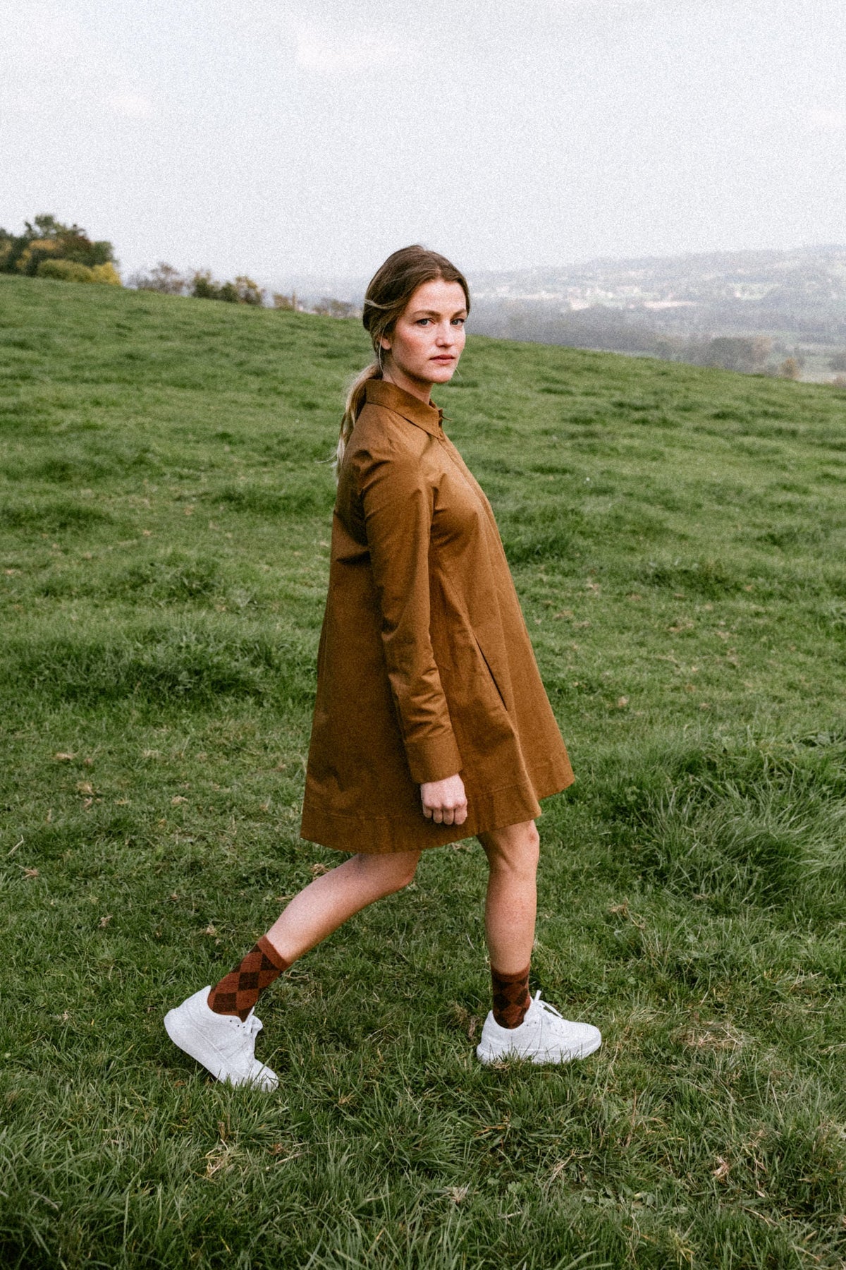 EVI G0 Zénith – white Made in France sneaker worn by a woman in a meadow, elegant silhouette