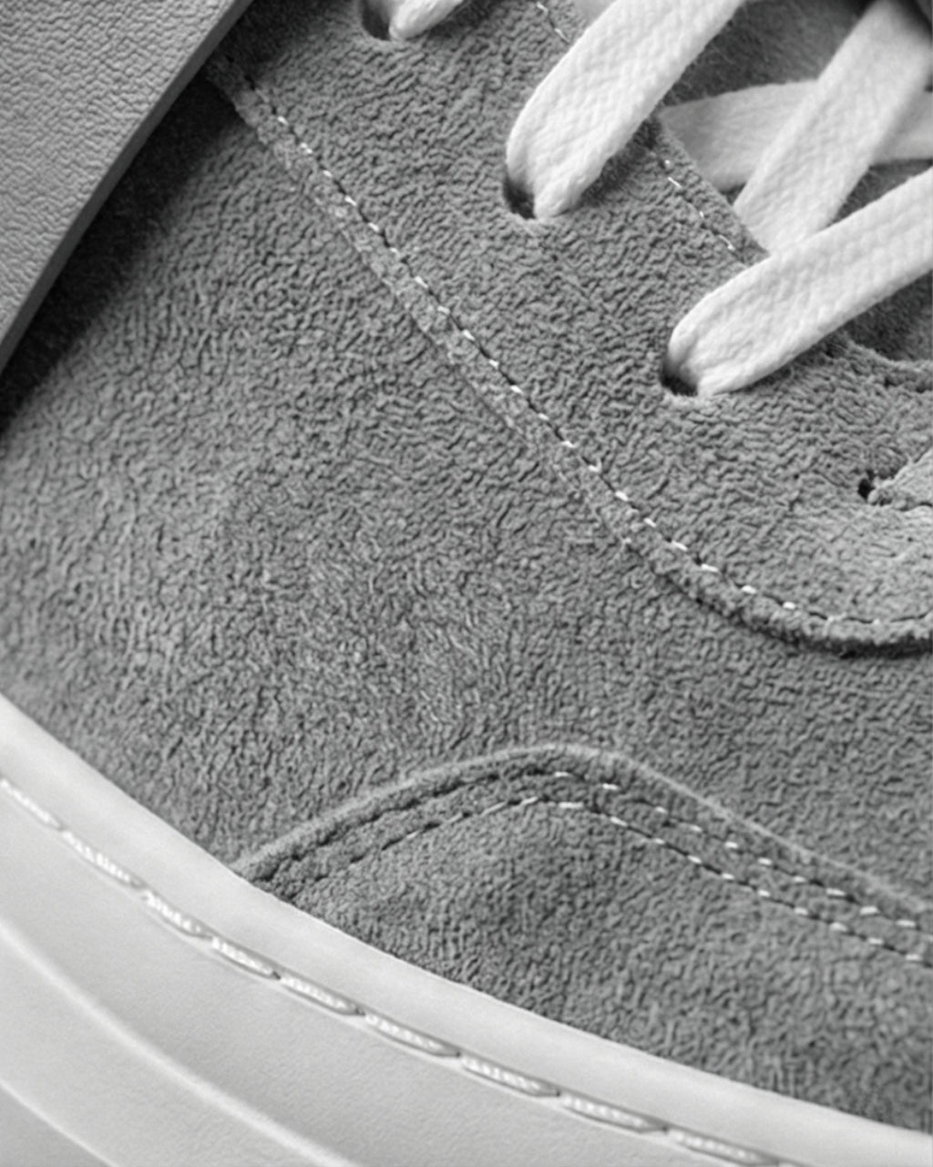 EVI G025 Gris Ardoise – sneaker de luxe en cuir velours gris Made in France, ton sur ton - Focus matières