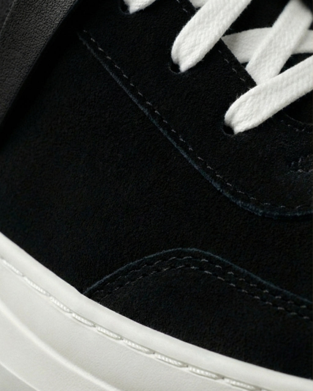 EVI G025 Noir Basalte – sneaker de luxe en cuir velours noir Made in France, ton sur ton - Focus matères