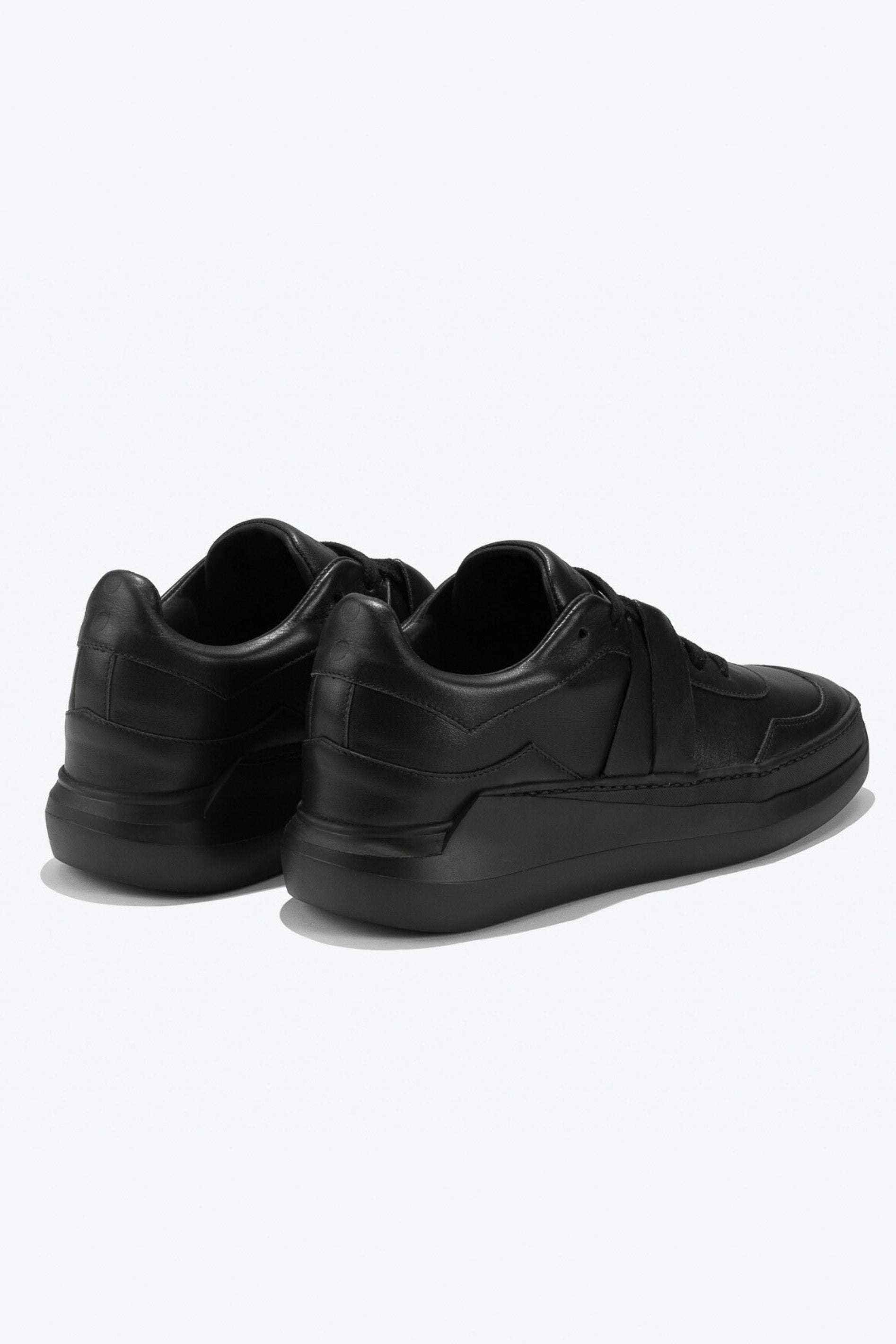 Sneakers artisanales made in france EVI G0 Onyx en cuir lisse noir