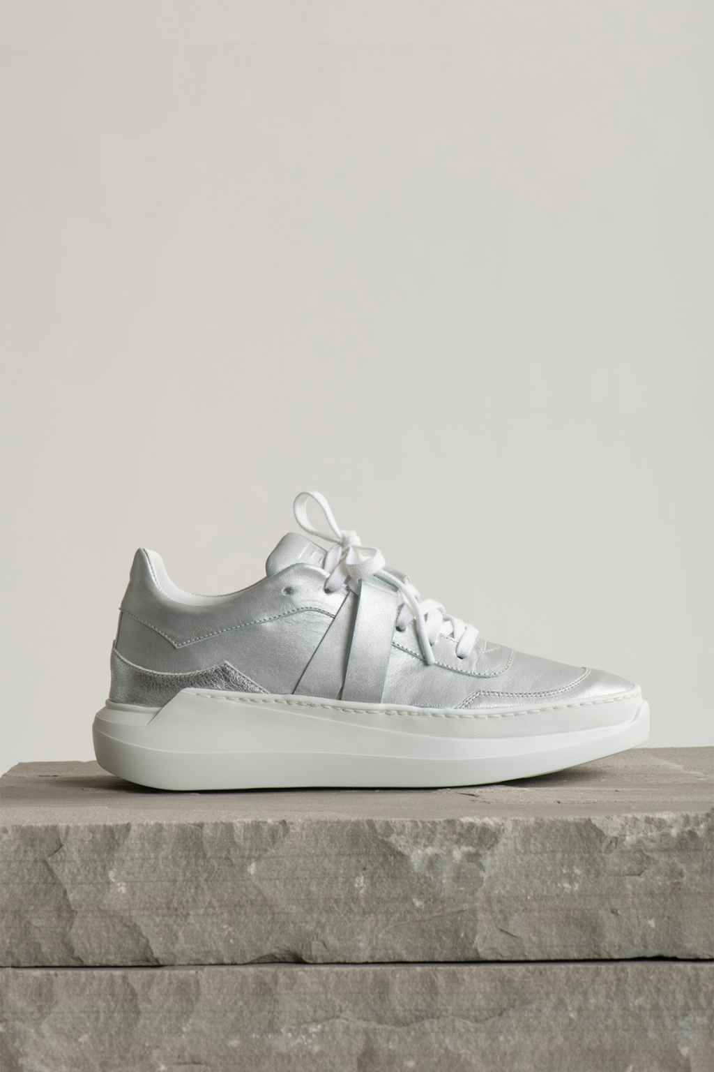 EVI G2 Magnétite – sneaker de luxe argentée en cuir Made in France, finition métallisée