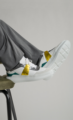 EVI G225 Émeraude – sneaker blanche Made in France portée, talon vert dégradé
