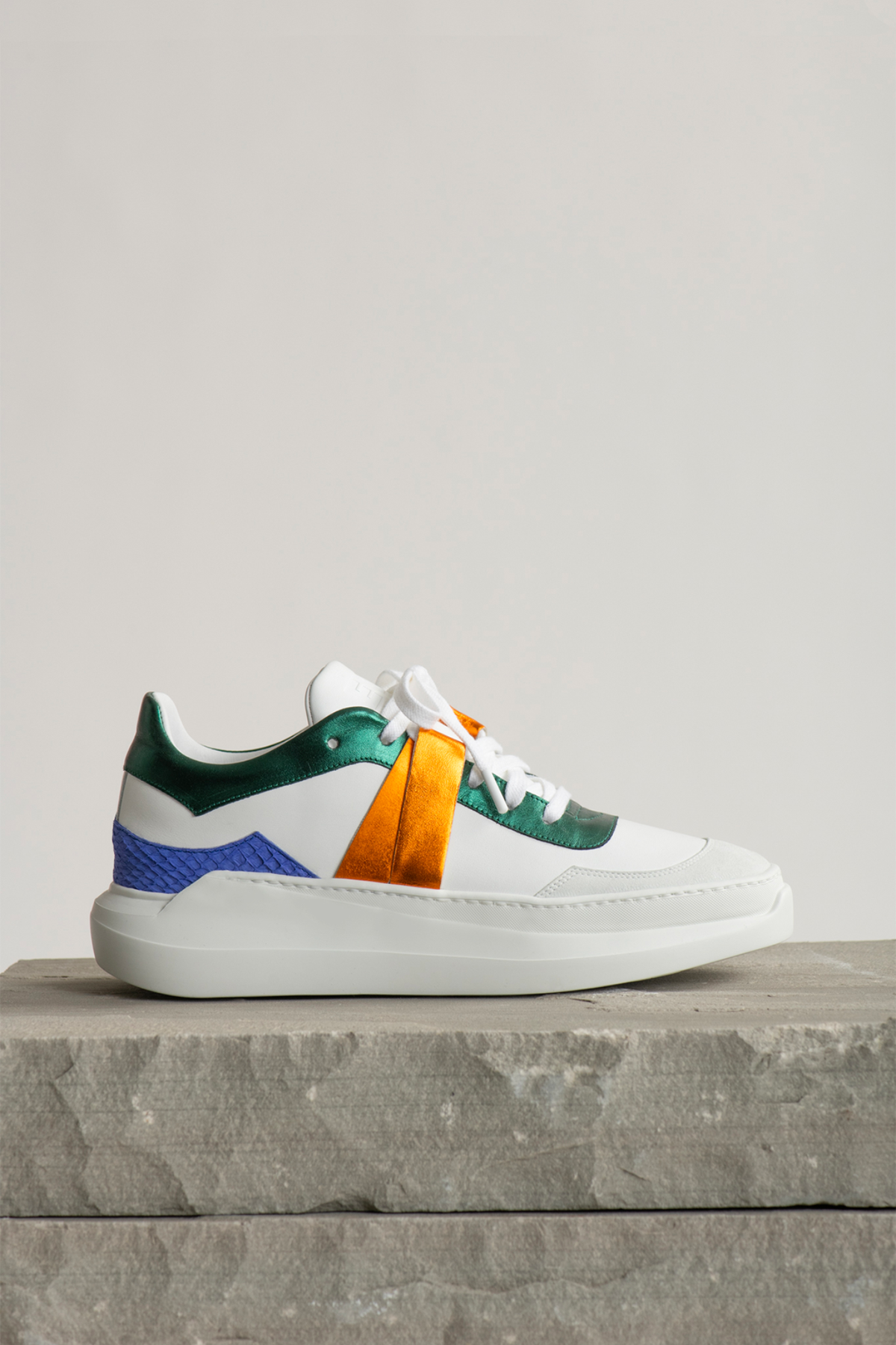 EVI G225 Ultraviolet – sneaker de luxe blanche en cuir Made in France, talon violet saumon