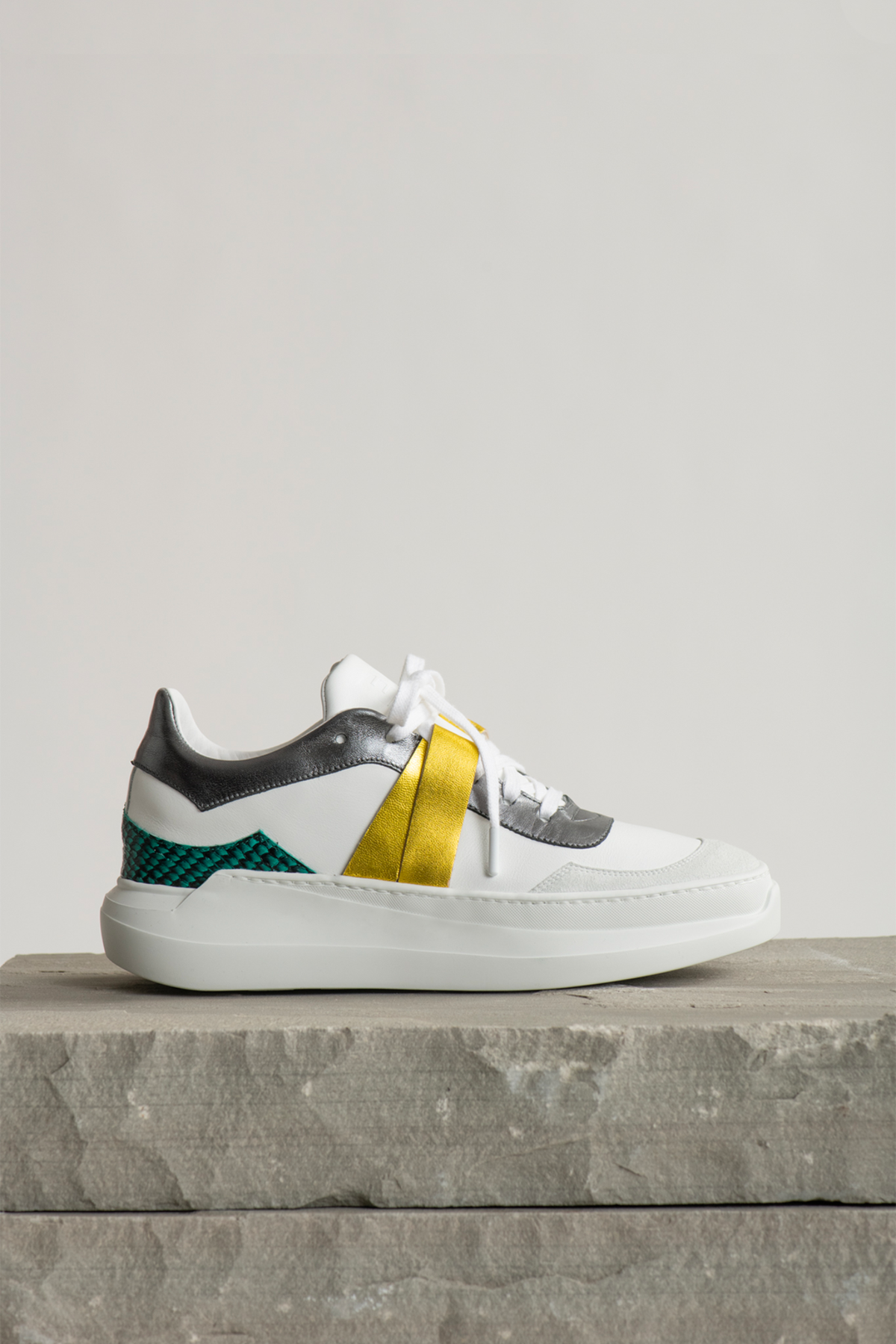 EVI G225 Émeraude – sneaker de luxe blanche en cuir Made in France, talon vert dégradé