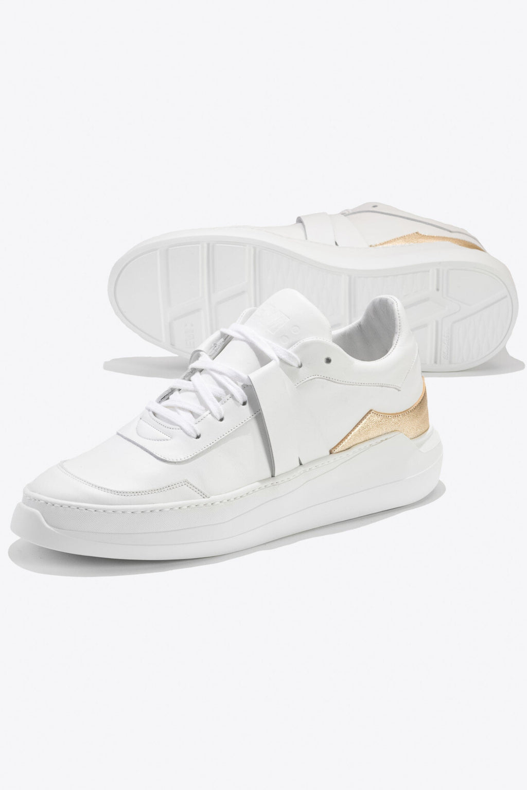 Sneakers artisanales made in france EVI G1 Or polaire en cuir lisse blanc et cuir métallisé doré