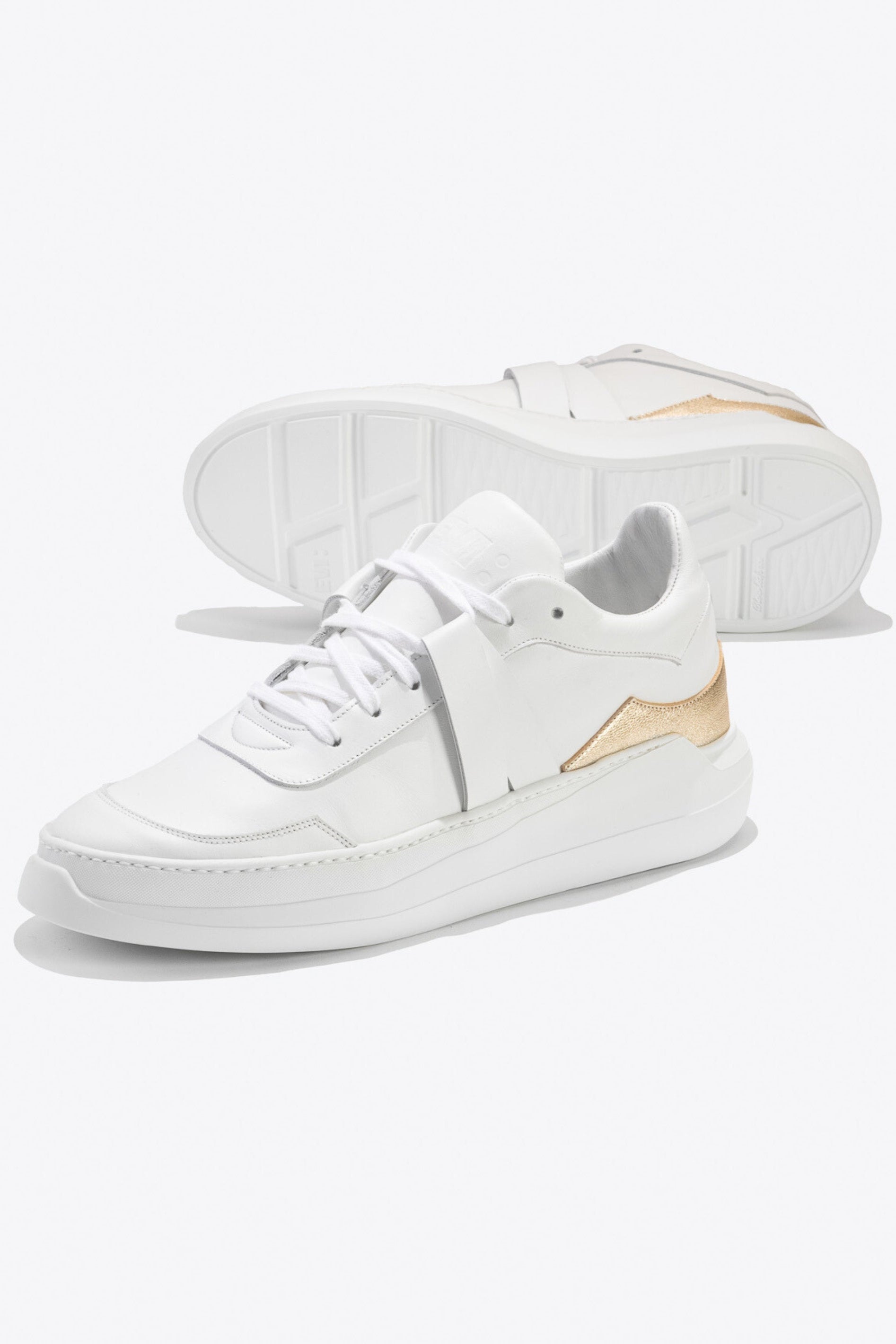 Sneakers artisanales made in france EVI G1 Or polaire en cuir lisse blanc et cuir métallisé doré