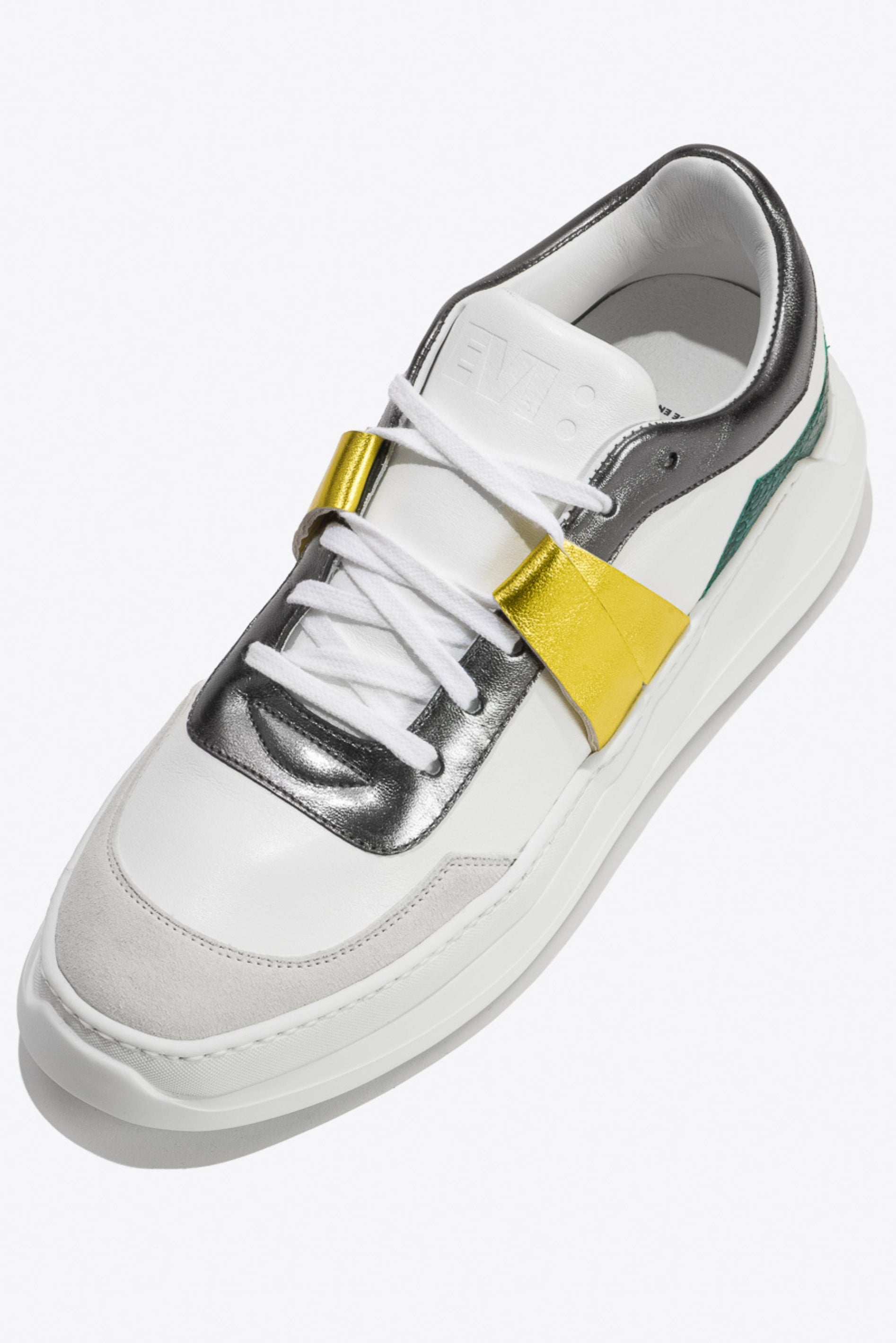Sneakers artisanales made in france EVI G225 Emeraude en cuir lisse blanc cuir de saumon vert et cuir métallisé jaune et gris