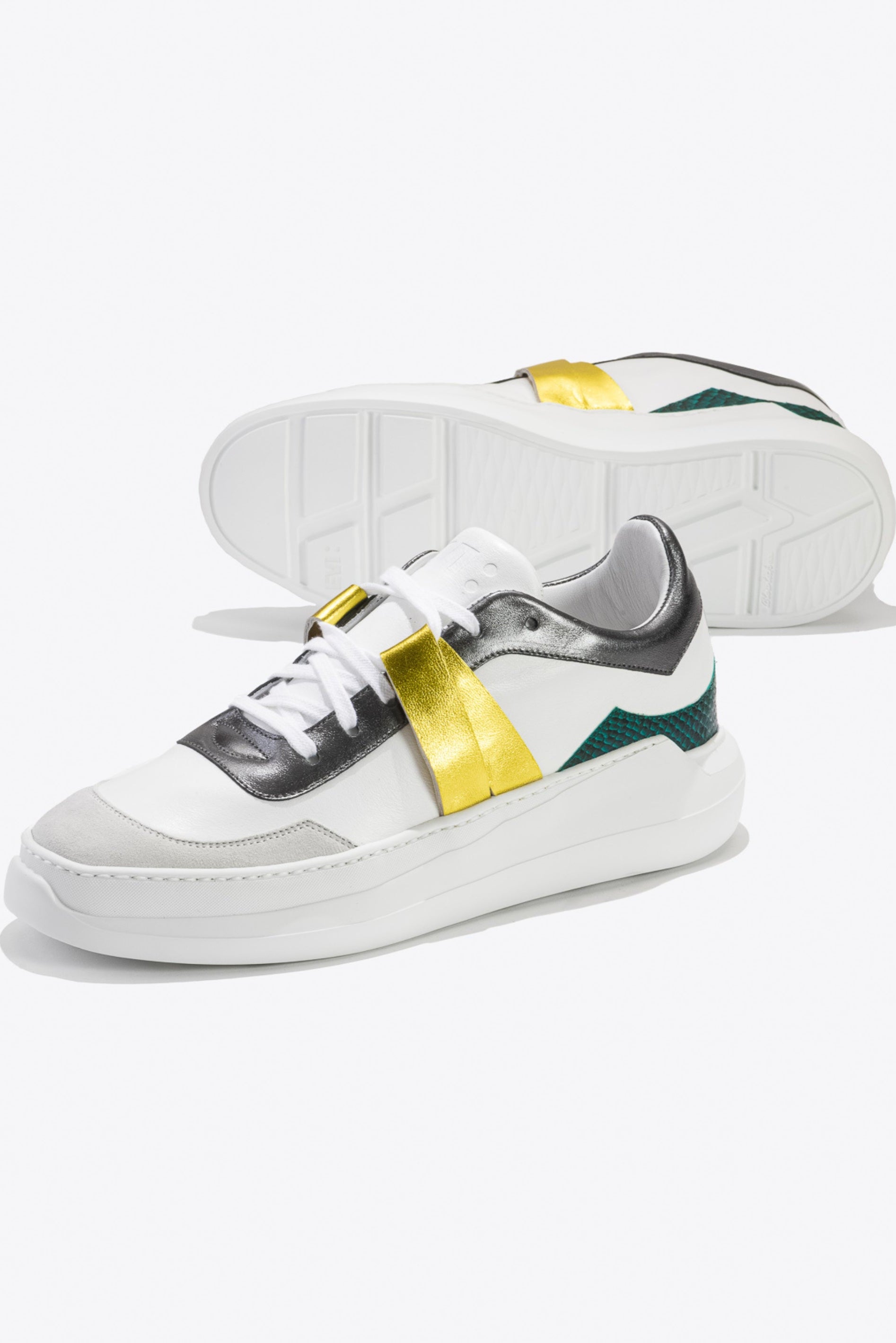 Sneakers artisanales made in france EVI G225 Emeraude en cuir lisse blanc cuir de saumon vert et cuir métallisé jaune et gris