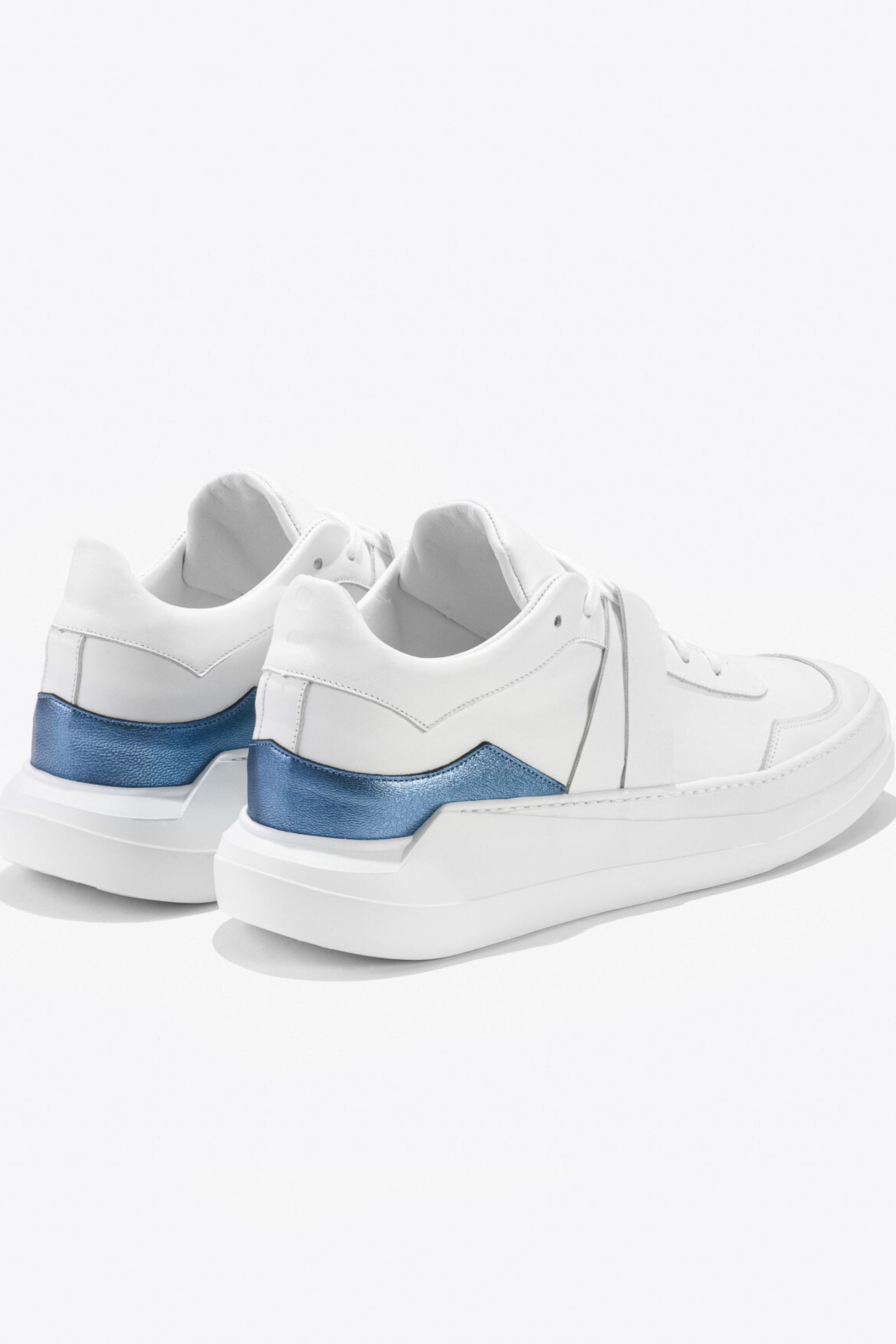 Sneakers artisanales made in france EVI G1 Bleu Abyssal en cuir lisse blanc et cuir métallisé bleu