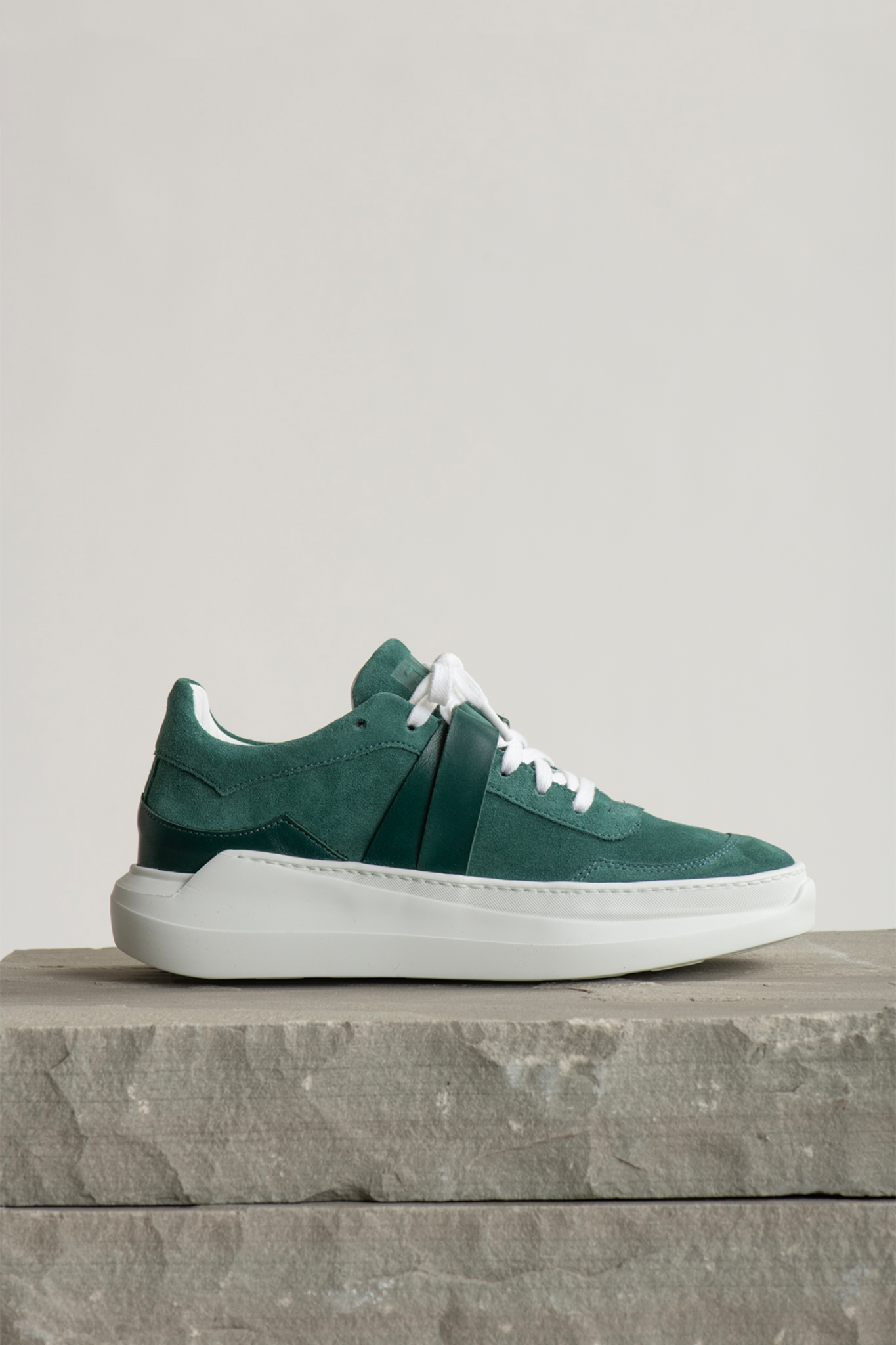 EVI G025 Vert Sylvestre – sneaker de luxe en cuir velours vert Made in France, ton sur ton