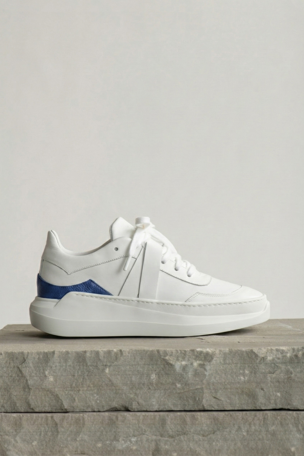 EVI G1 Bleu Abyssal – sneaker de luxe blanche en cuir Made in France, détail bleu métallisé