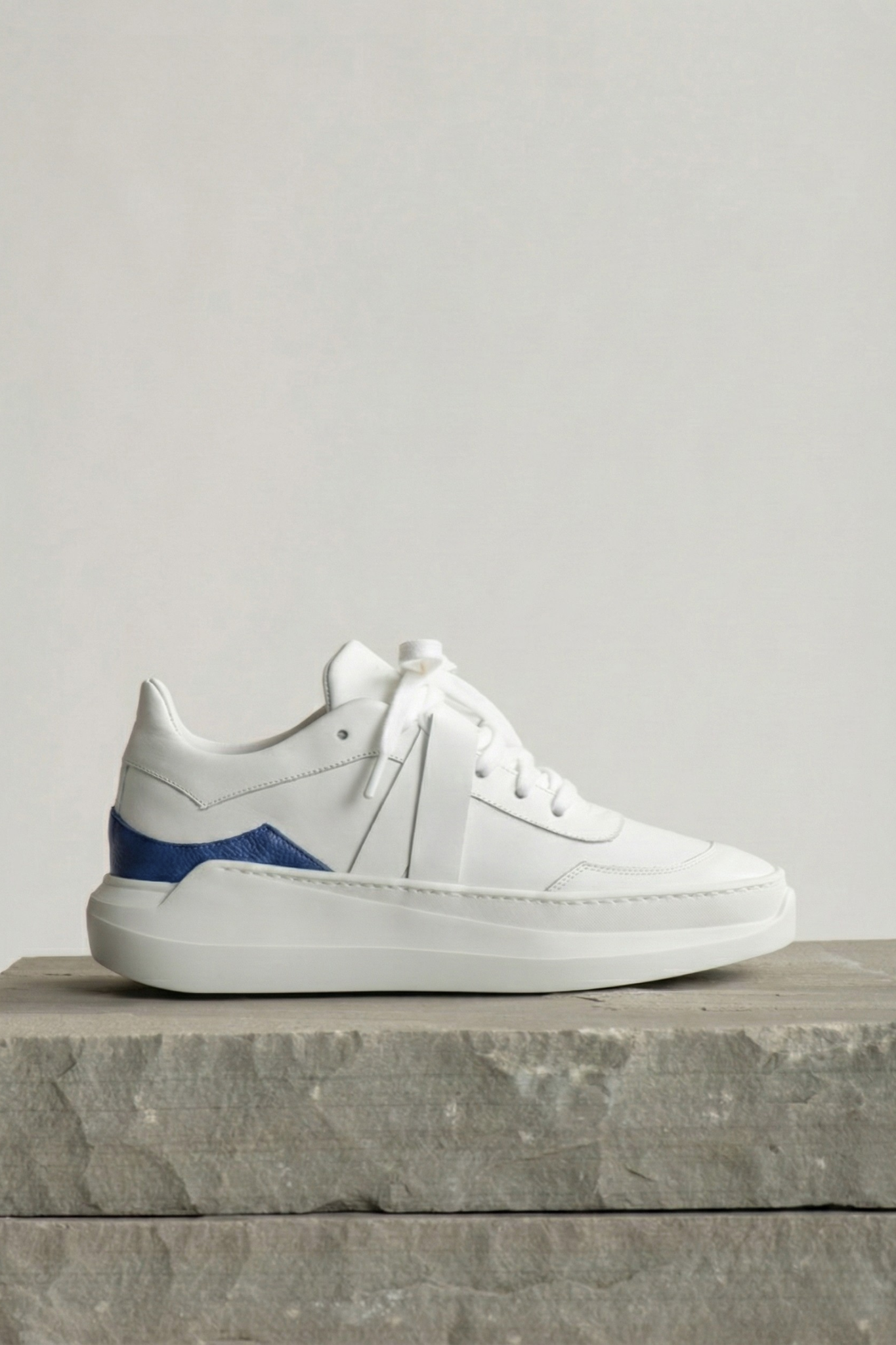 EVI G1 Bleu Abyssal – sneaker de luxe blanche en cuir Made in France, détail bleu métallisé