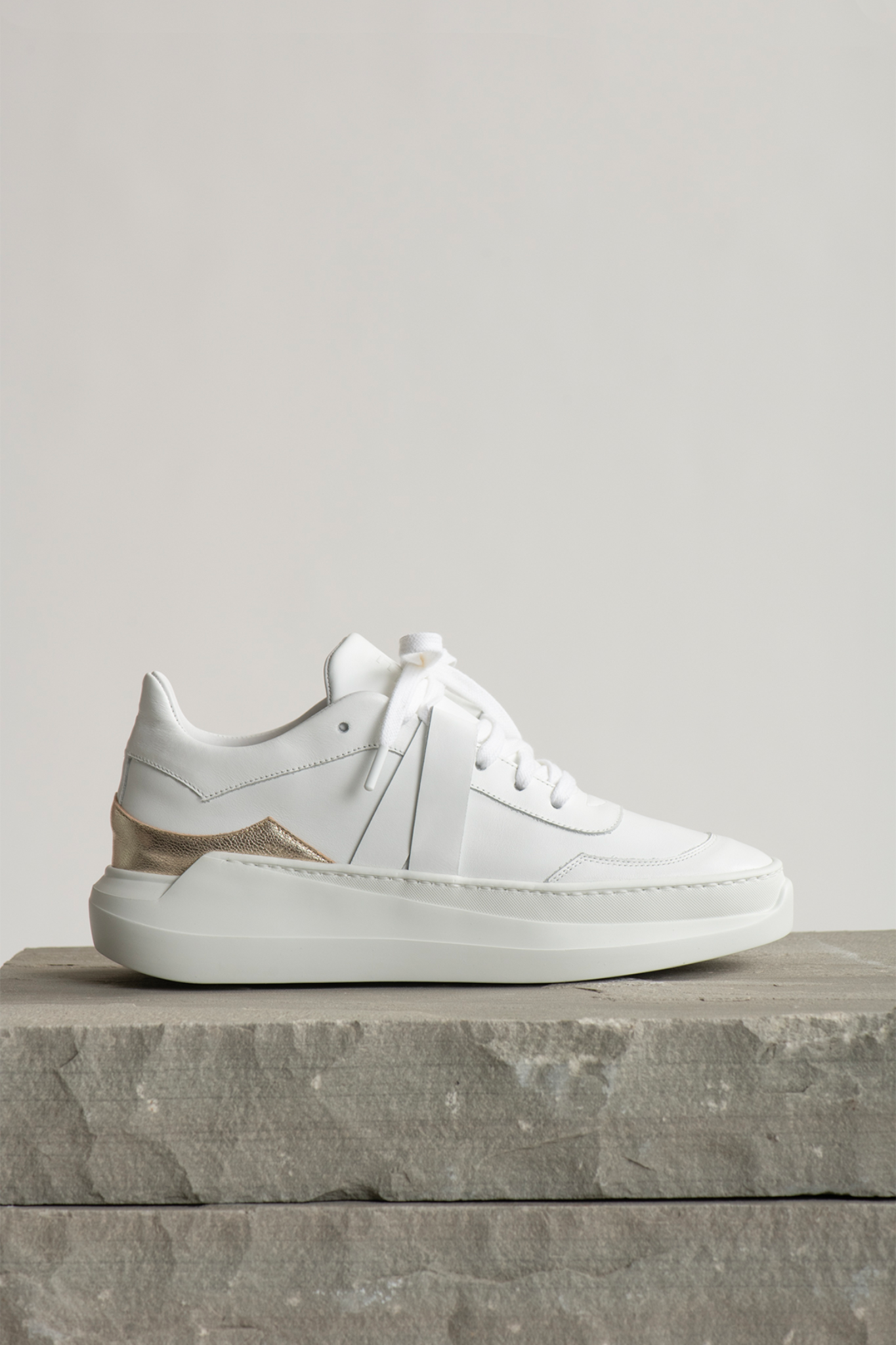 EVI G1 Bleu Abyssal – sneaker de luxe blanche en cuir Made in France, détail bleu métallisé