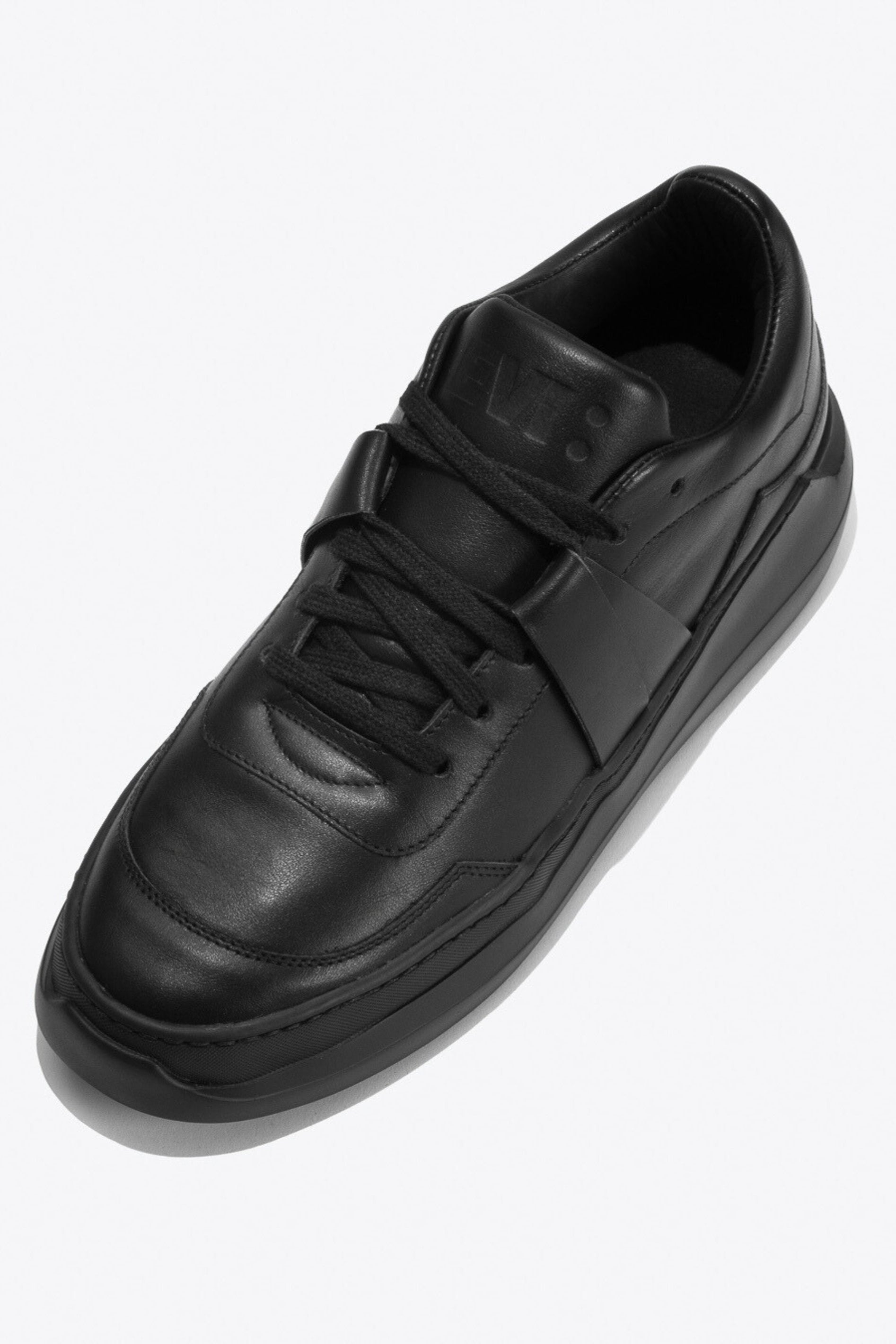Sneakers artisanales made in france EVI G0 Onyx en cuir lisse noir