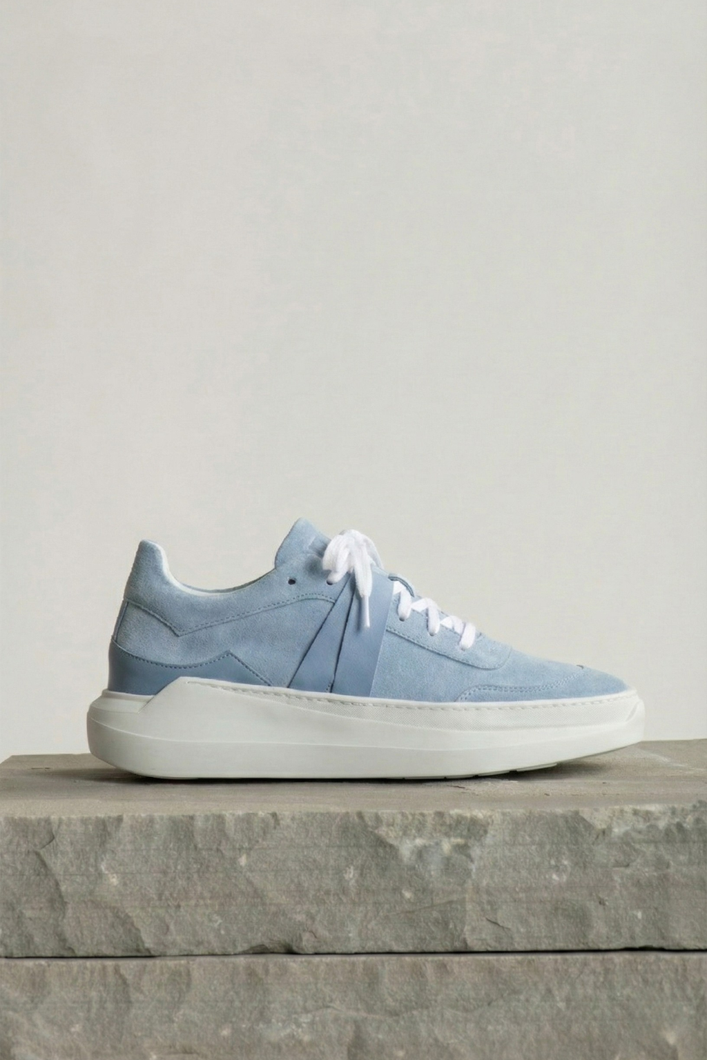 EVI G025 Bleu Azur – sneaker de luxe en cuir velours bleu Made in France, ton sur ton