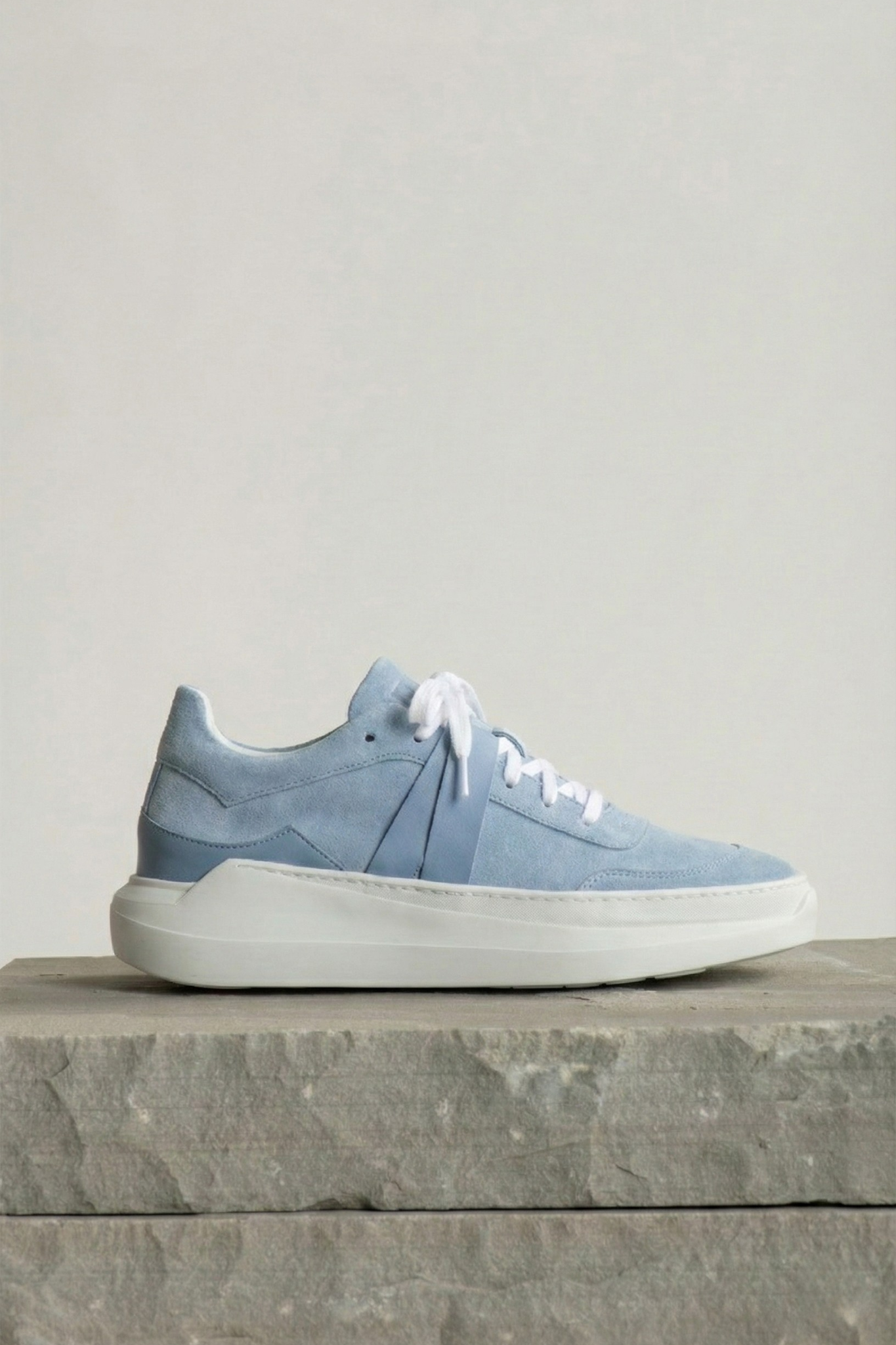 EVI G025 Bleu Azur – sneaker de luxe en cuir velours bleu Made in France, ton sur ton