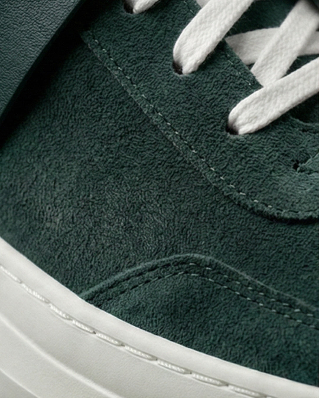 EVI G025 Vert Sylvestre – sneaker de luxe en cuir velours vert Made in France, ton sur ton - Focus matières