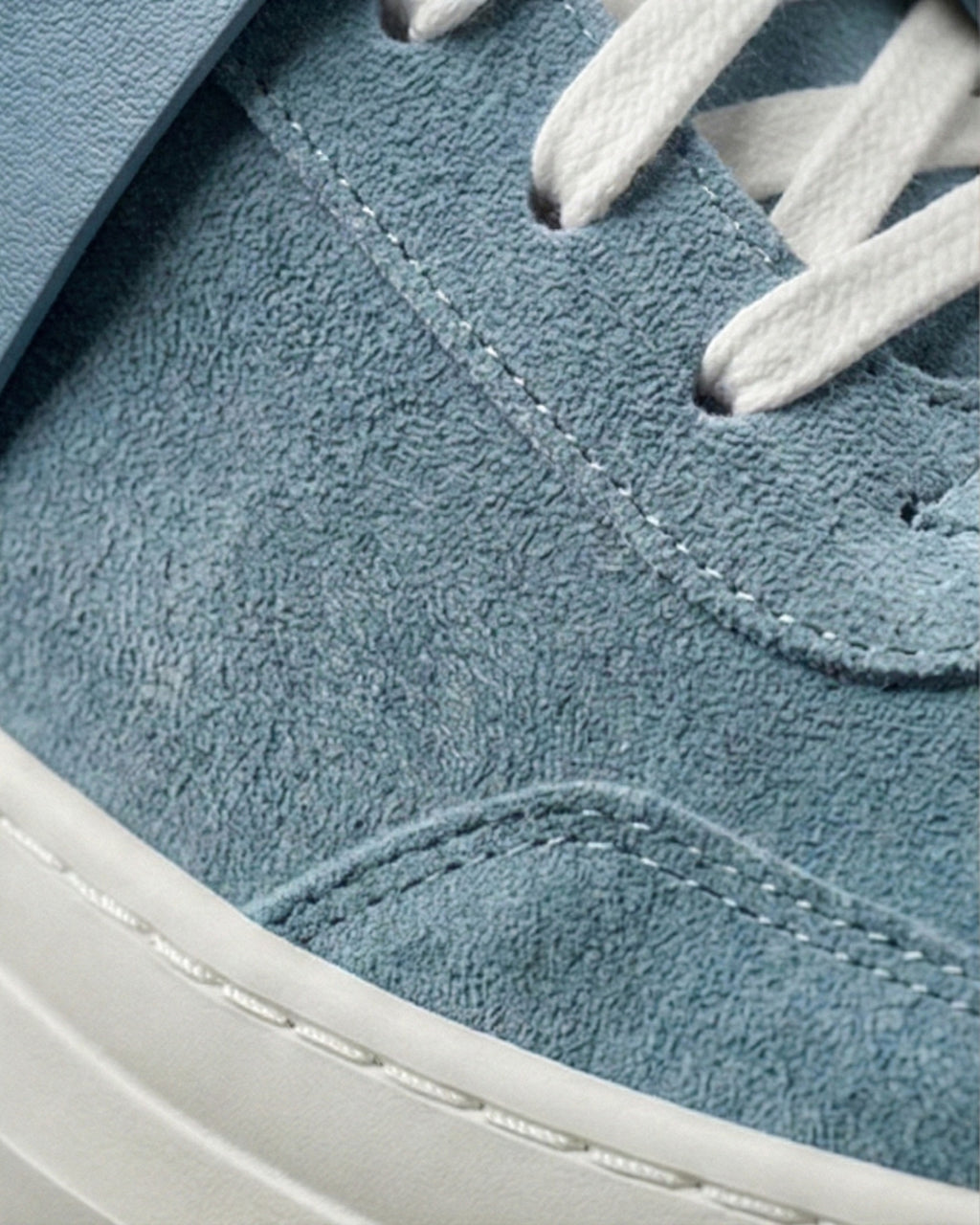 EVI G025 Bleu Azur – sneaker de luxe en cuir velours bleu Made in France, ton sur ton - Focus matières