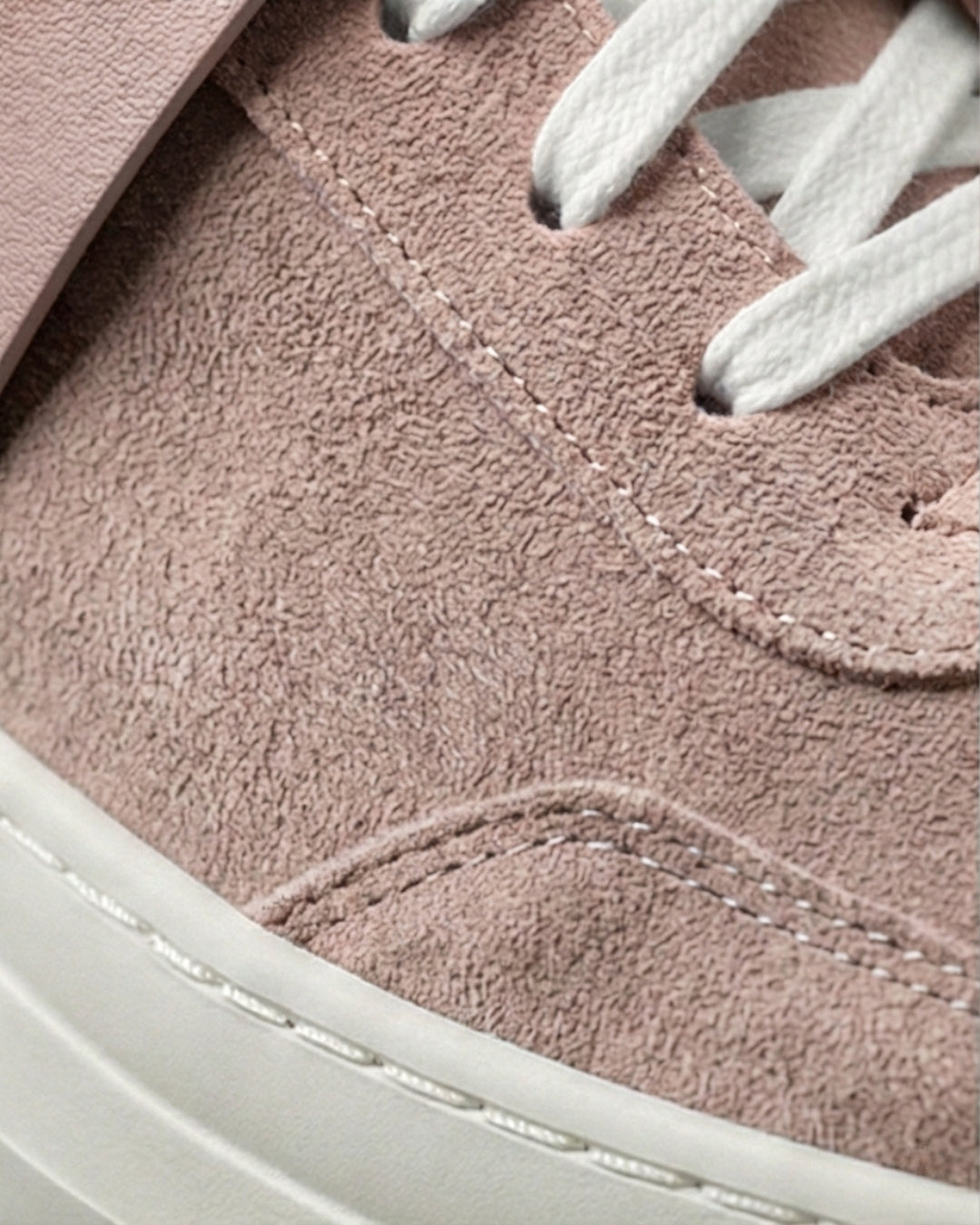 EVI G025 Rose Quartz – sneaker de luxe en cuir velours rose Made in France, ton sur ton - Focus matières