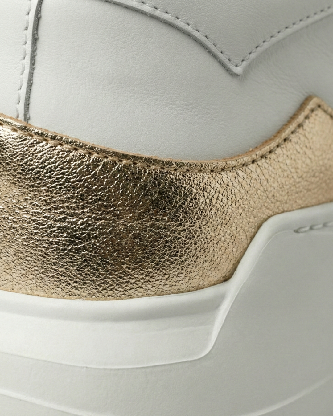 EVI G1 Bleu Abyssal – sneaker de luxe blanche en cuir Made in France, détail bleu métallisé