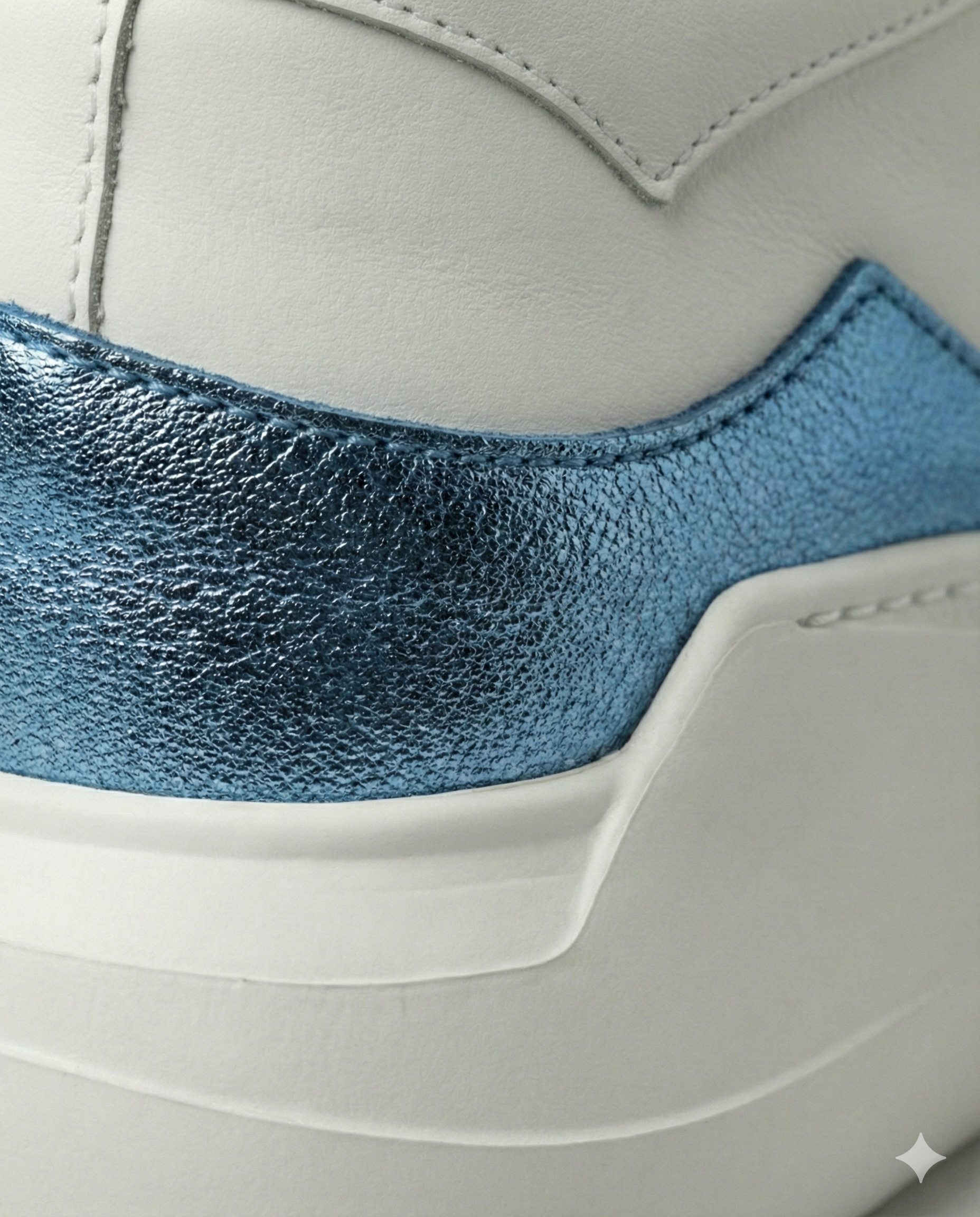 EVI G1 Bleu Abyssal – sneaker de luxe blanche en cuir Made in France, détail bleu métallisé