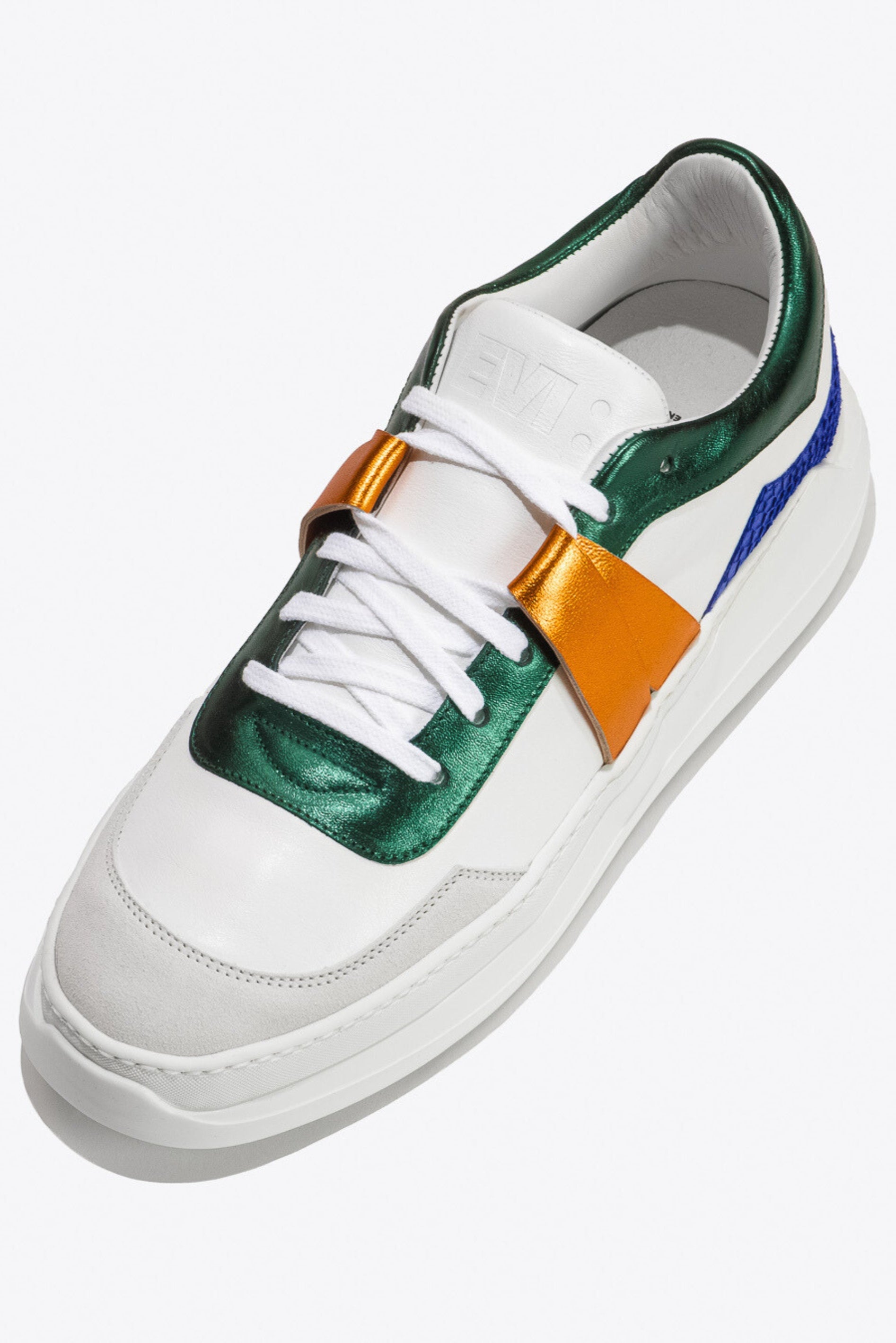 Sneakers artisanales made in france EVI G225 Ultraviolet en cuir lisse blanc cuir de saumon violet et cuir métallisé orange et vert
