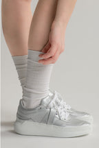 EVI G2 Magnétite – sneaker argentée Made in France portée, look féminin