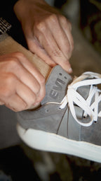 Vidéo – EVI G025 Gris Ardoise, sneaker velours gris Made in France portée